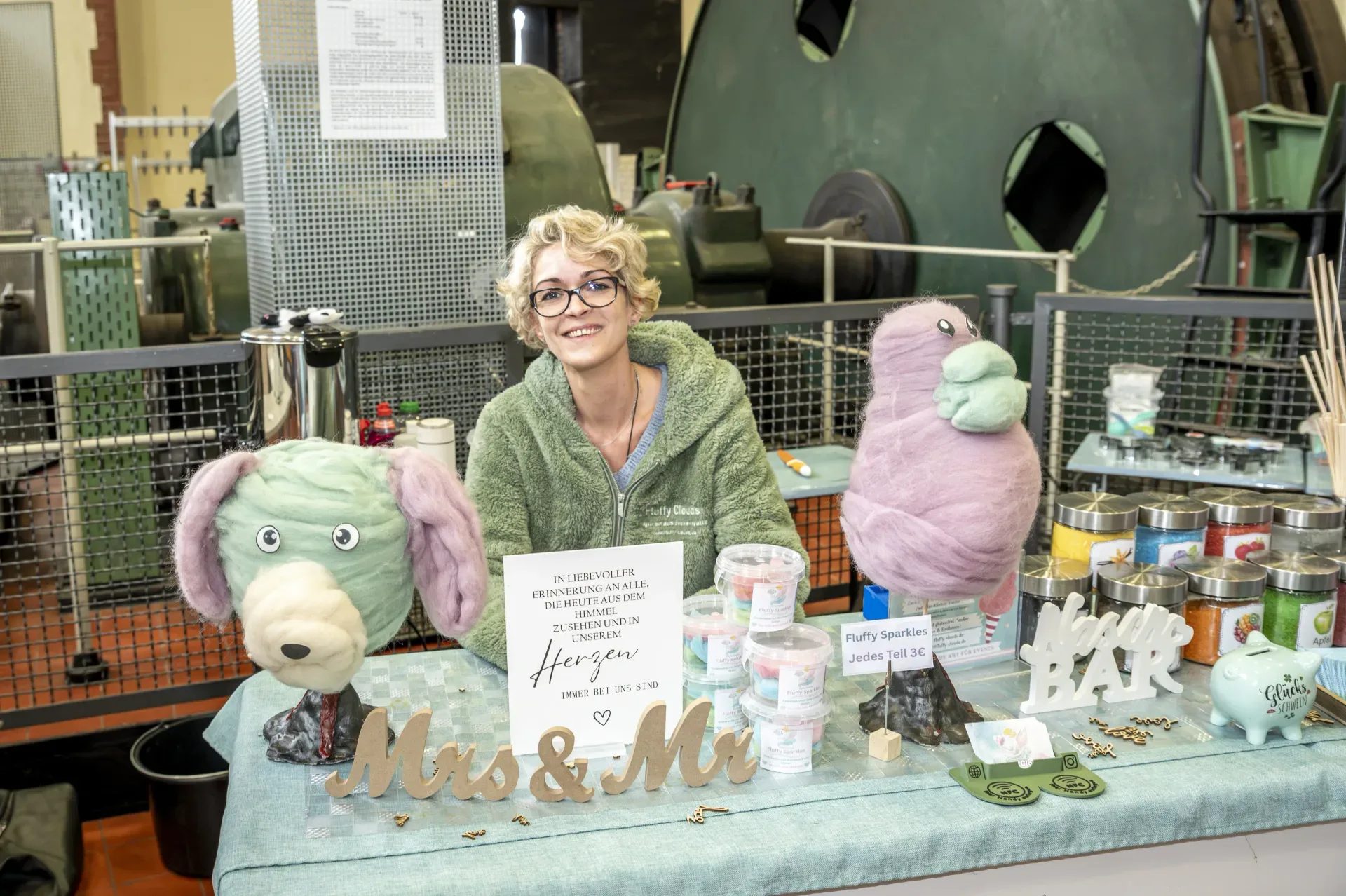Besucher genießen Zuckerwatte bei einer Charity-Veranstaltung