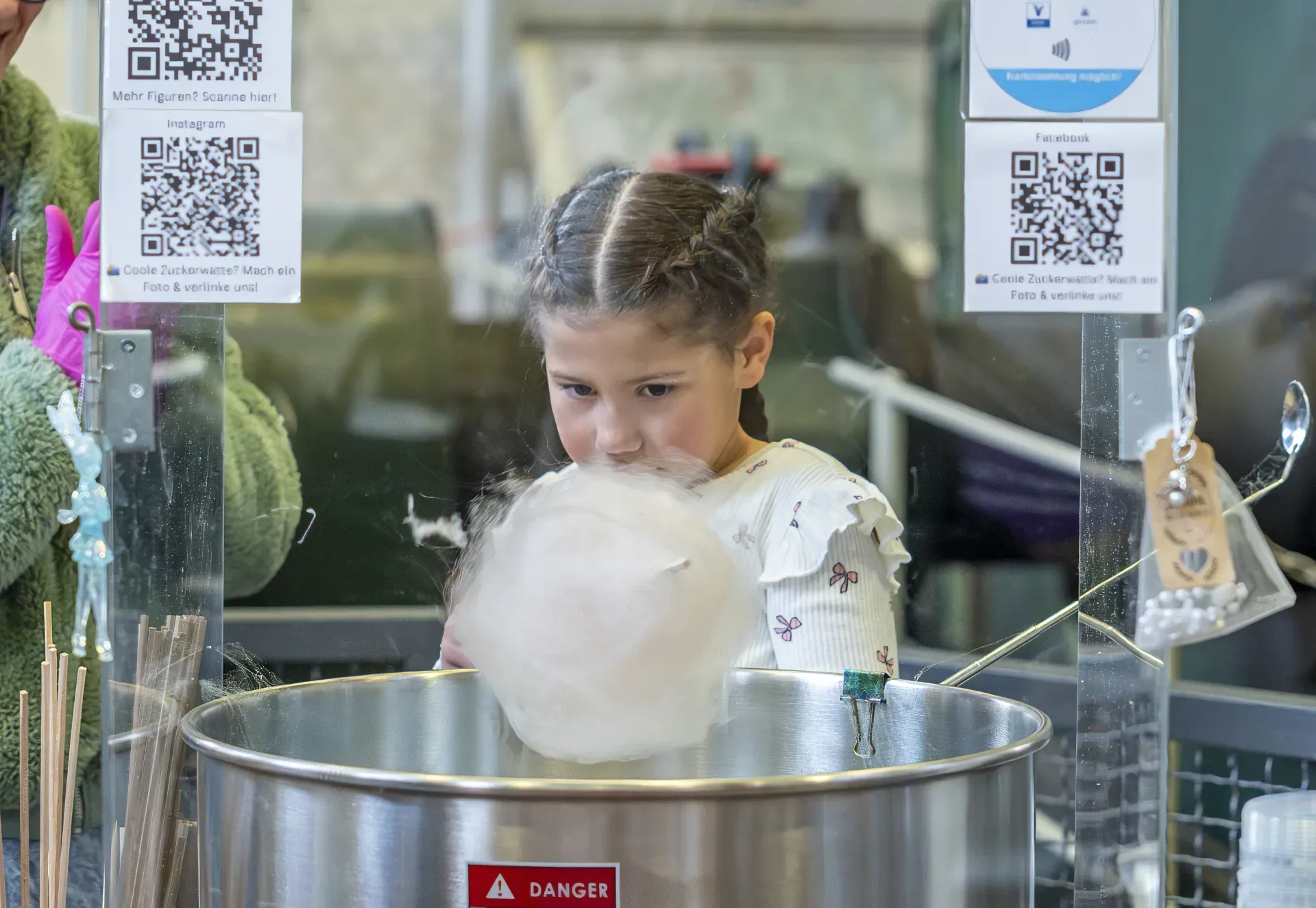 Zuckerwatte sorgt für Freude bei einer Benefizaktion