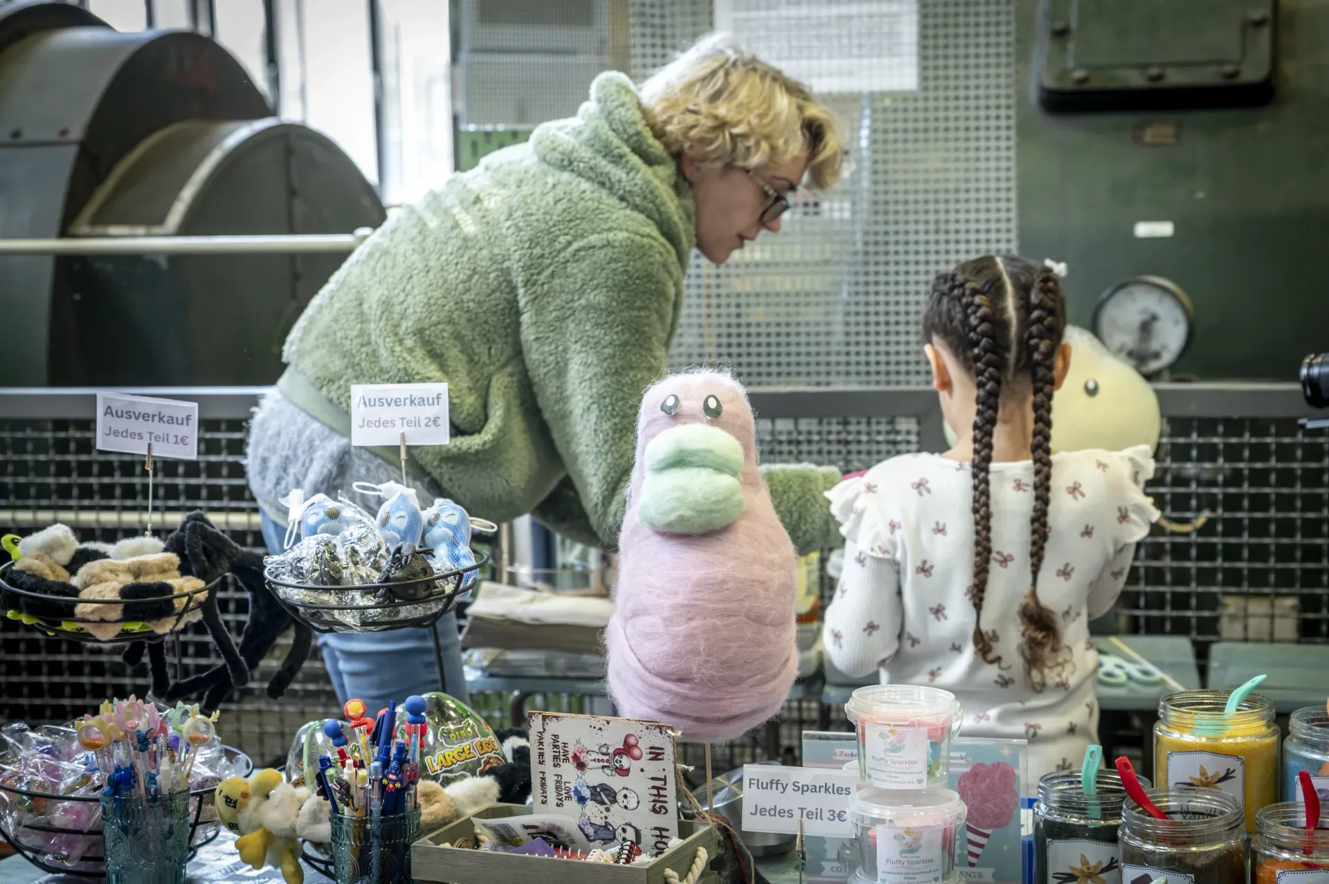 Süßer Mitmachmoment am Zuckerwatte-Stand beim Charity-Event