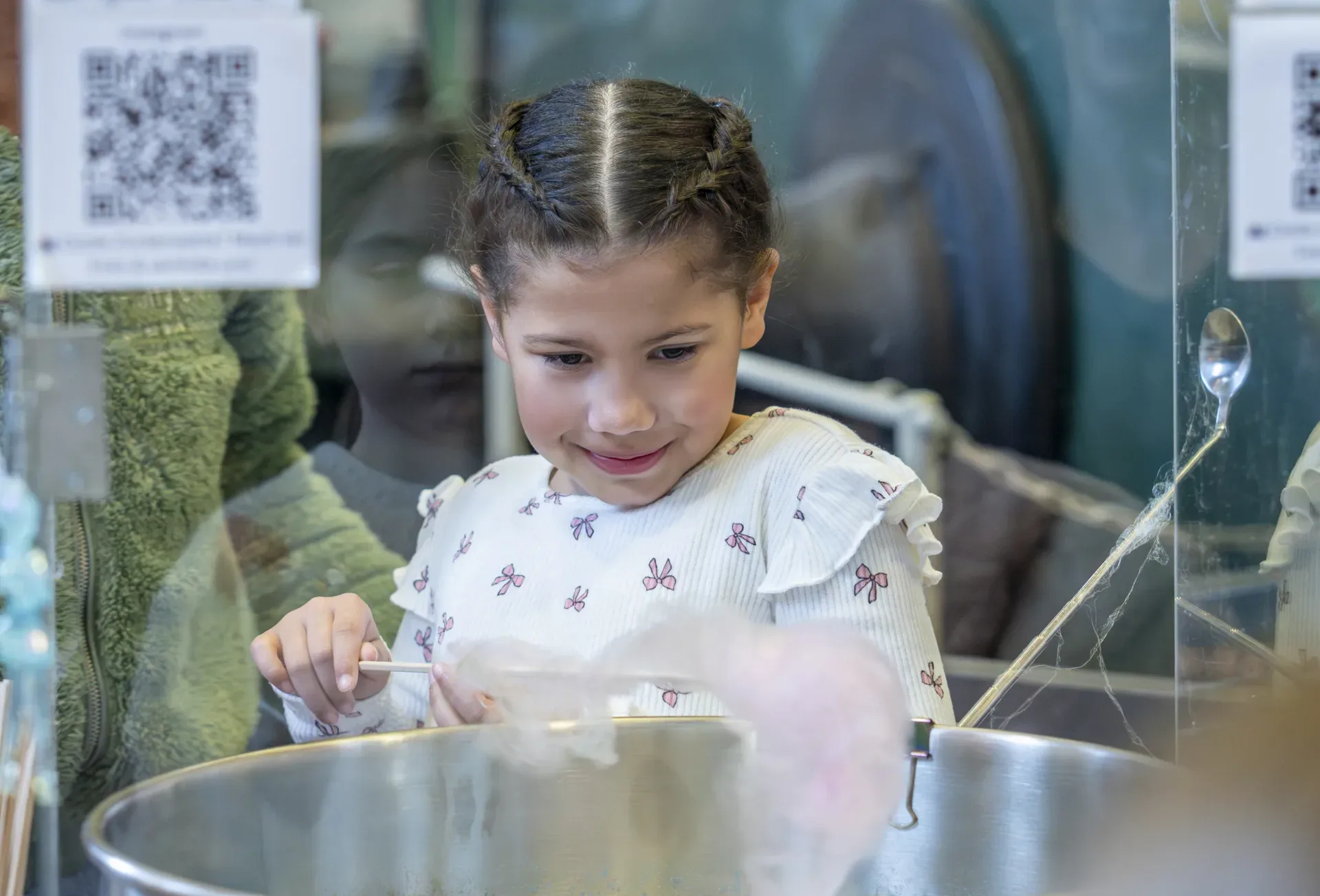 Eventszene mit Zuckerwatte bei einer Charity-Initiative