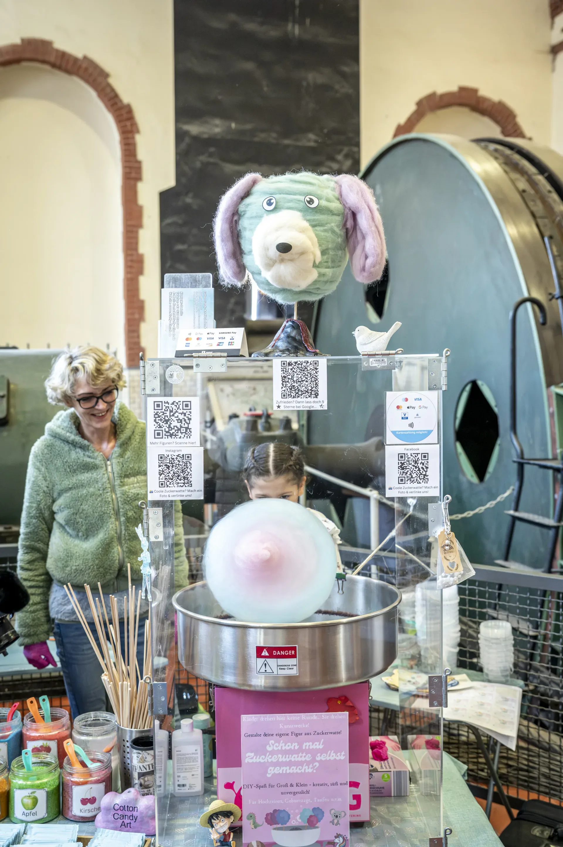 Stimmungsvolle Charity-Veranstaltung mit Zuckerwatte-Angebot