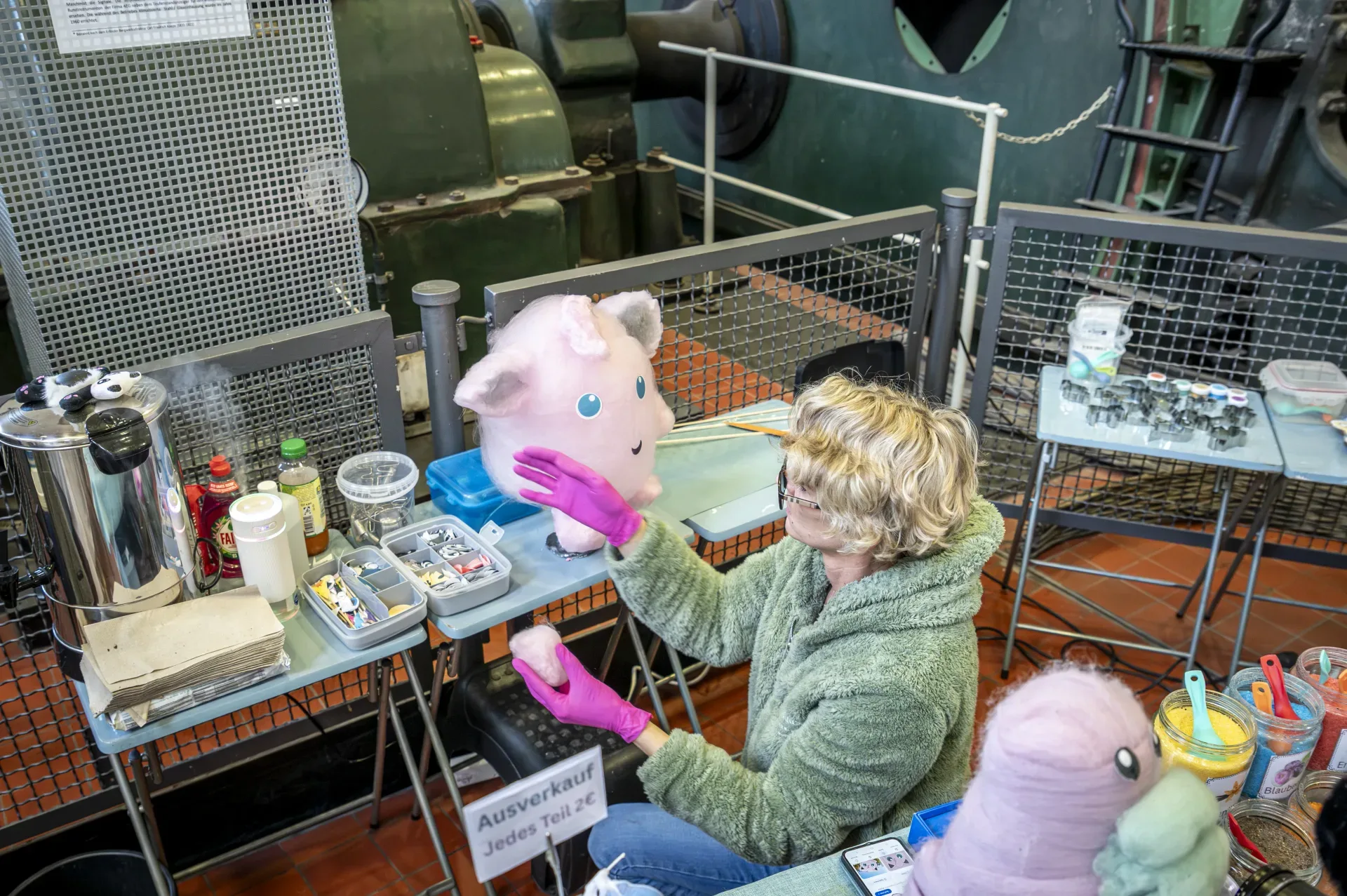 Professioneller Zuckerwatte-Stand auf einer Benefizveranstaltung