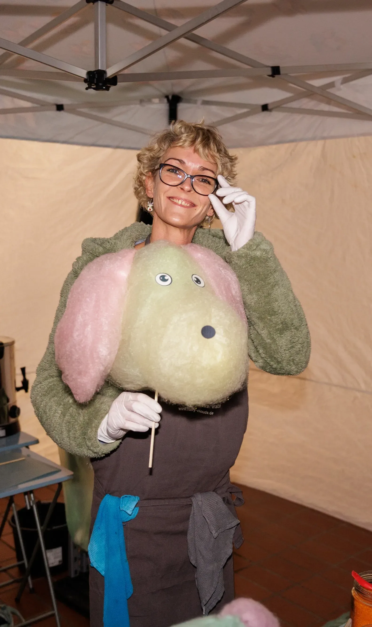 Zuckerwatte-Stand auf einem lebendigen Stadtfest