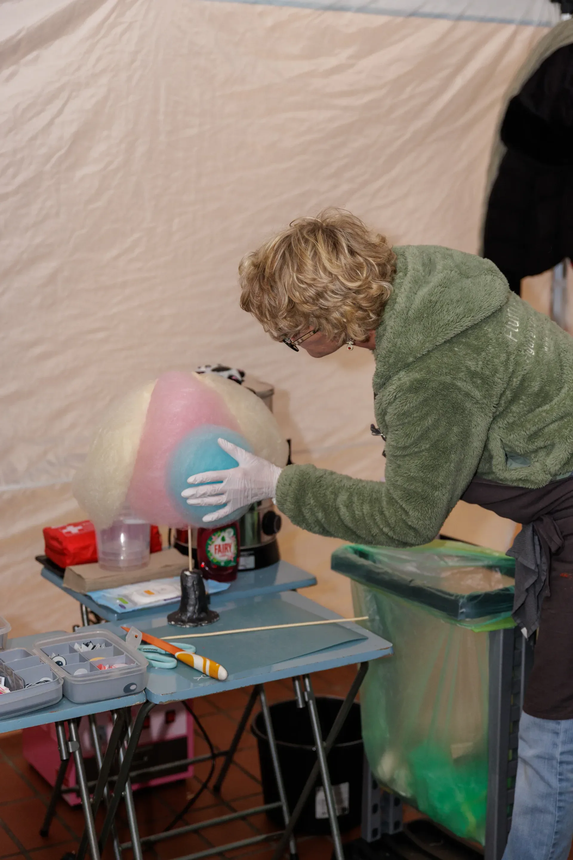 Stadtfest-Atmosphäre mit frisch zubereiteter Zuckerwatte