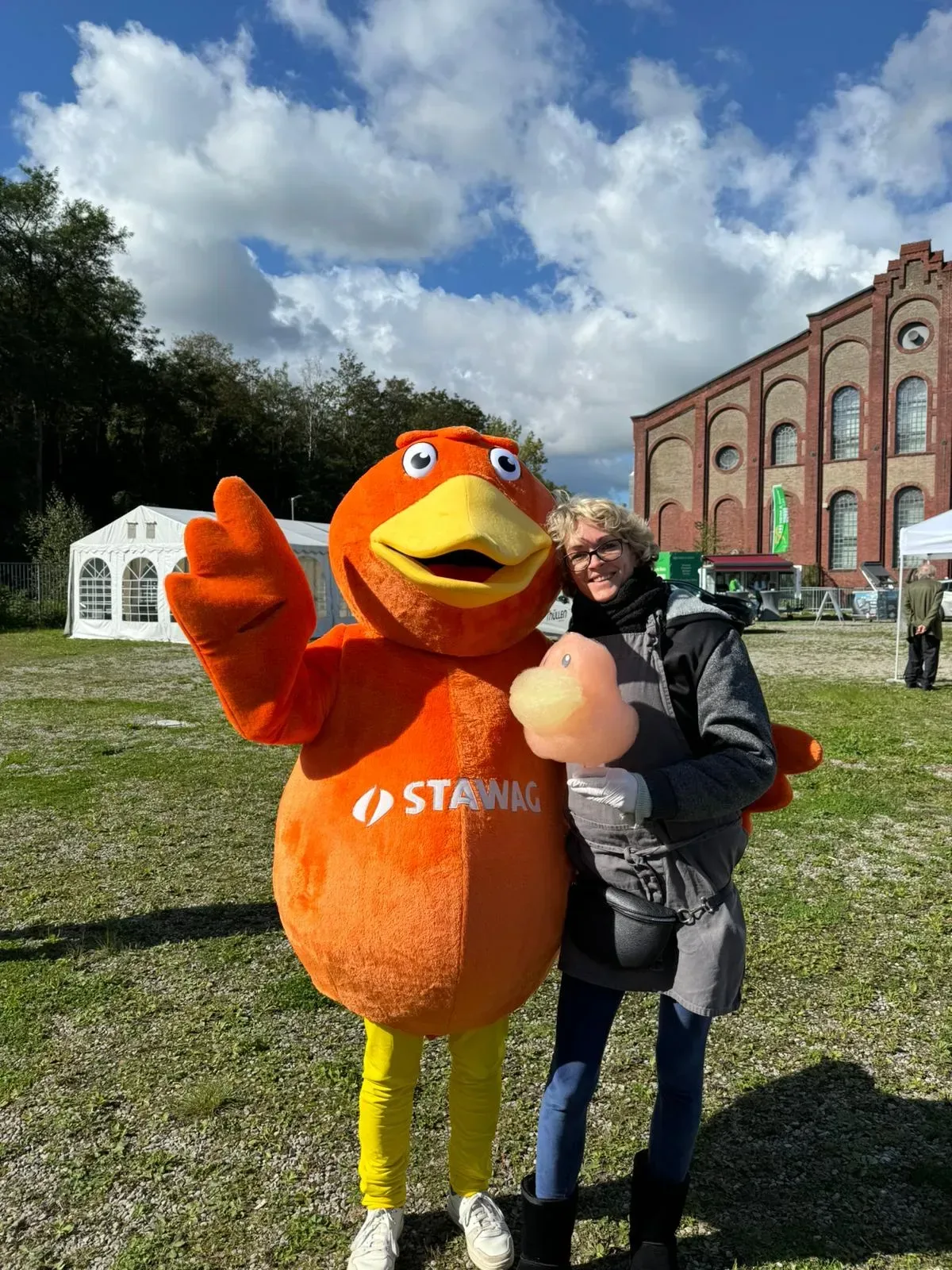 Selbst das Maskottchen freut sich über Zuckerwatte