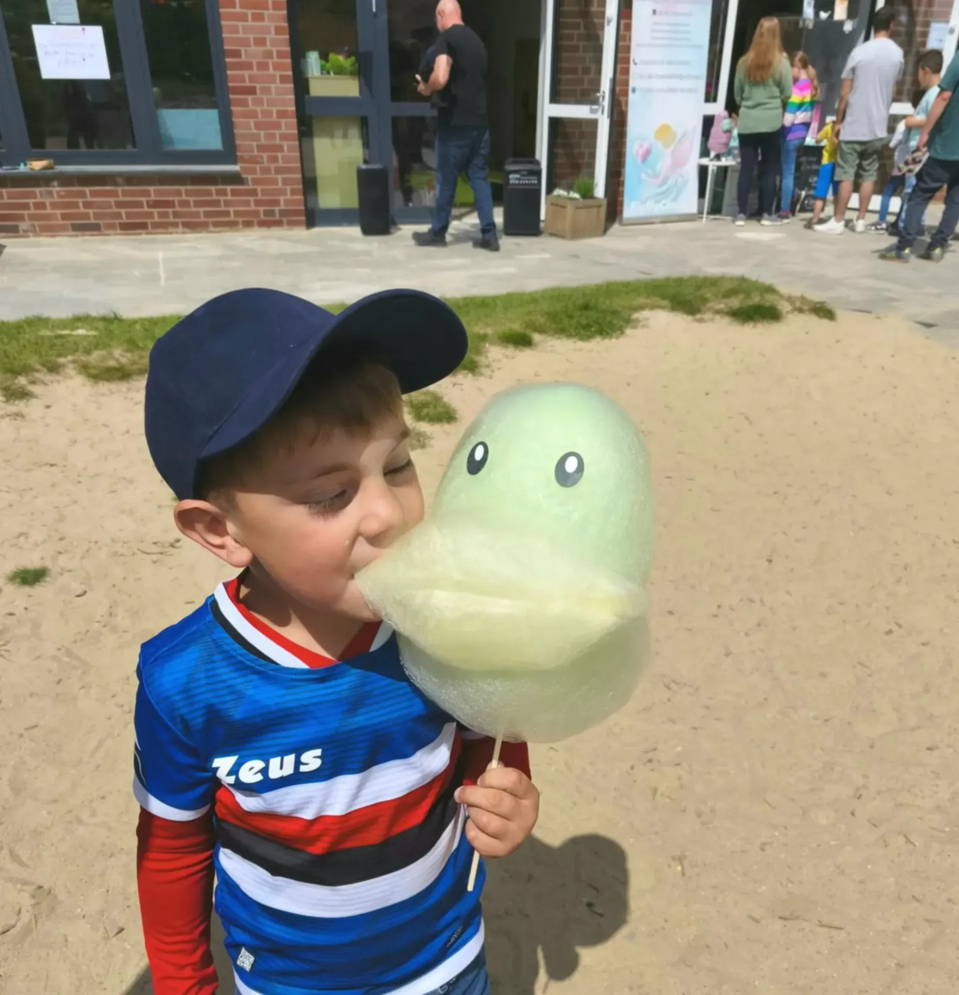 Tag der offenen Tür mit Zuckerwatte für Gäste