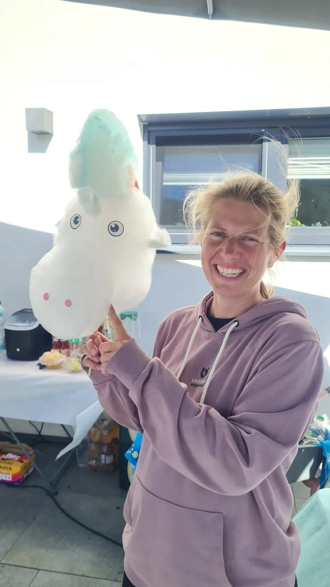 Ein kleines selbstgemachtes Zuckerwatte-Kunstwerk als Geschenk für die Mama