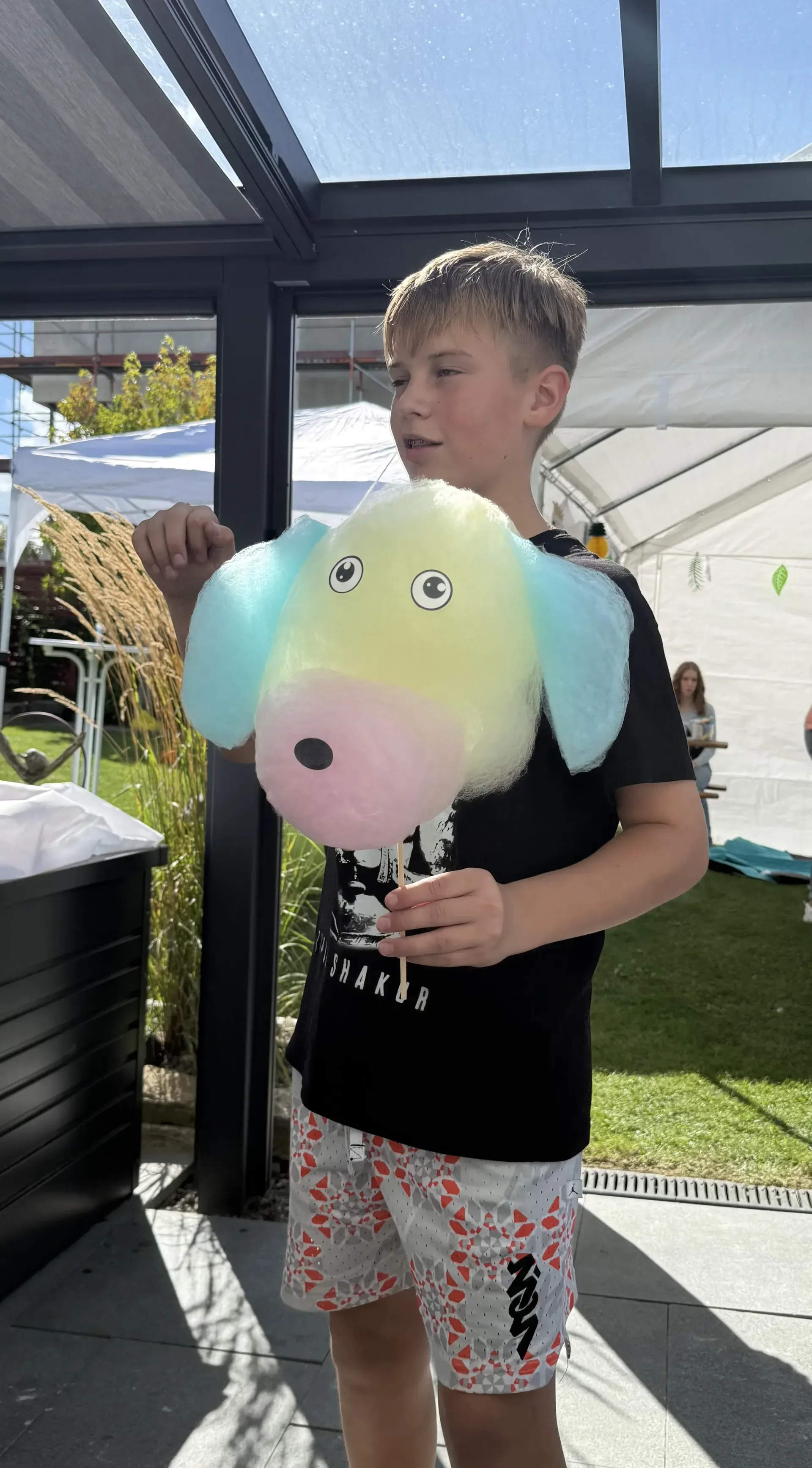 Geburtstagskind freut sich über eine individuell geformte Zuckerwatte-Figur