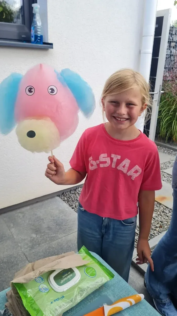 Stolzer Moment: Kinder präsentieren ihre selbst gedrehte Zuckerwatte