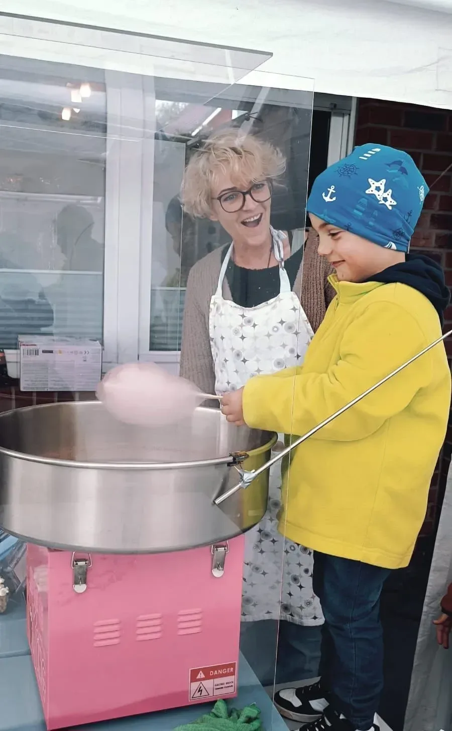 Gemeinsamer Spaß bei der DIY-Zuckerwatteaktion auf dem Kindergeburtstag