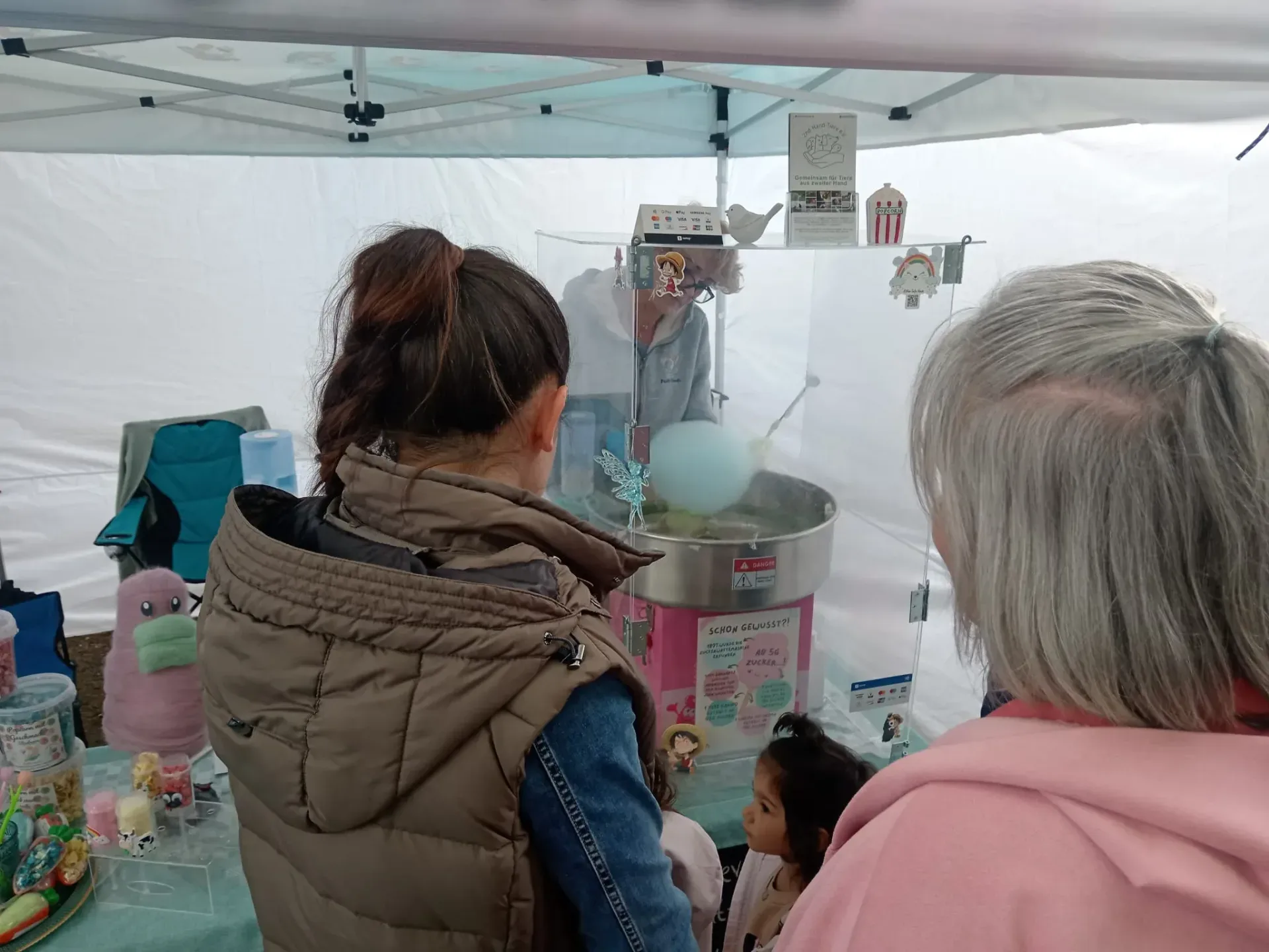 Hochzeitsgäste genießen frische Zuckerwatte in festlicher Atmosphäre