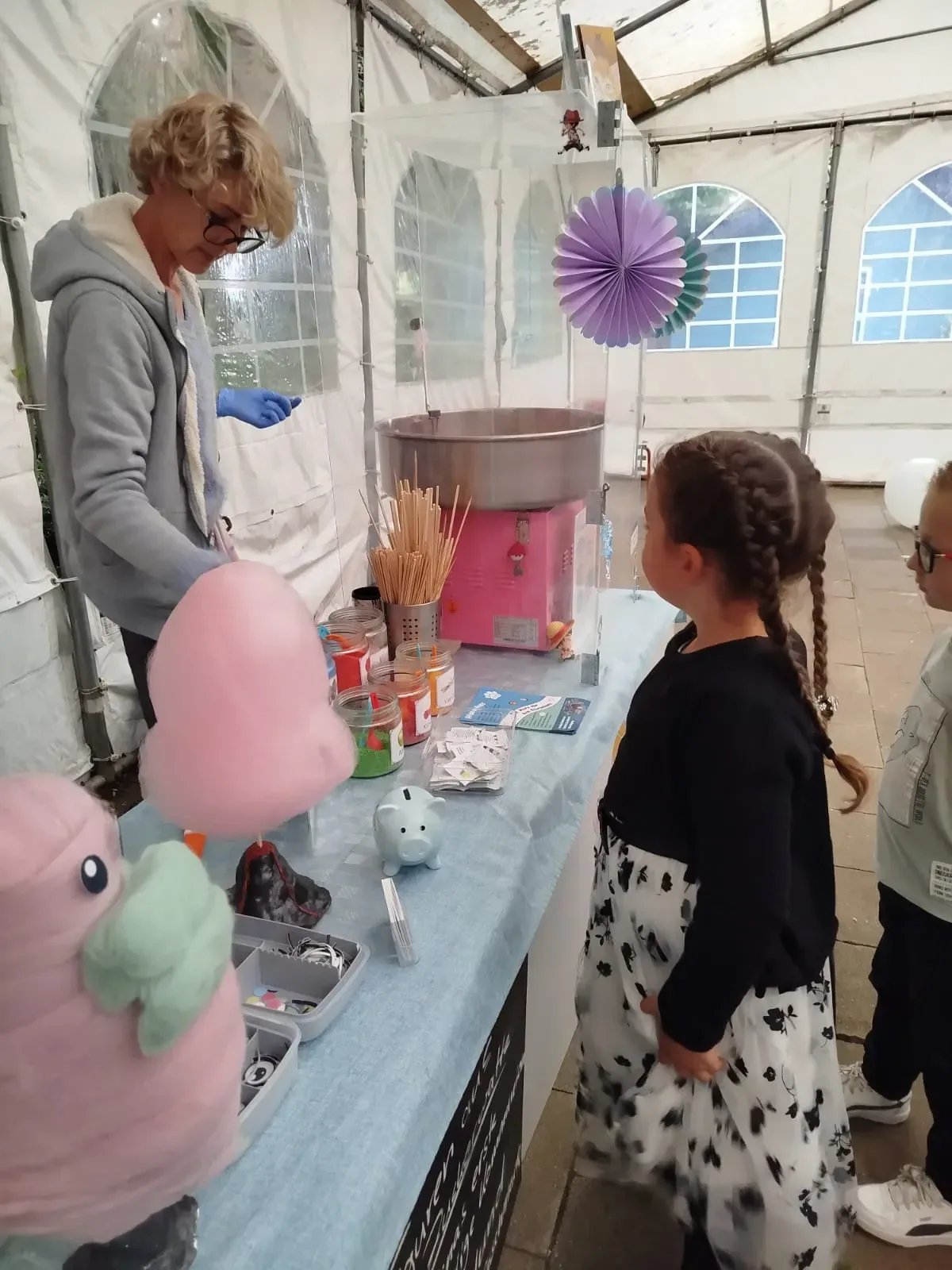 Liebevoll geformte Zuckerwatte als individuelles Hochzeitsdetail